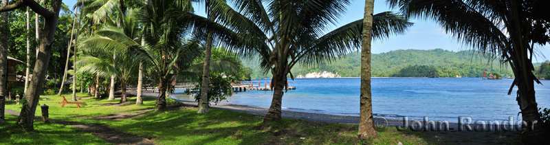 Vue panoramique de la plage depuis les bungalows de KBR Resort à Lembeh Strait, Sulawesi, Indonésie